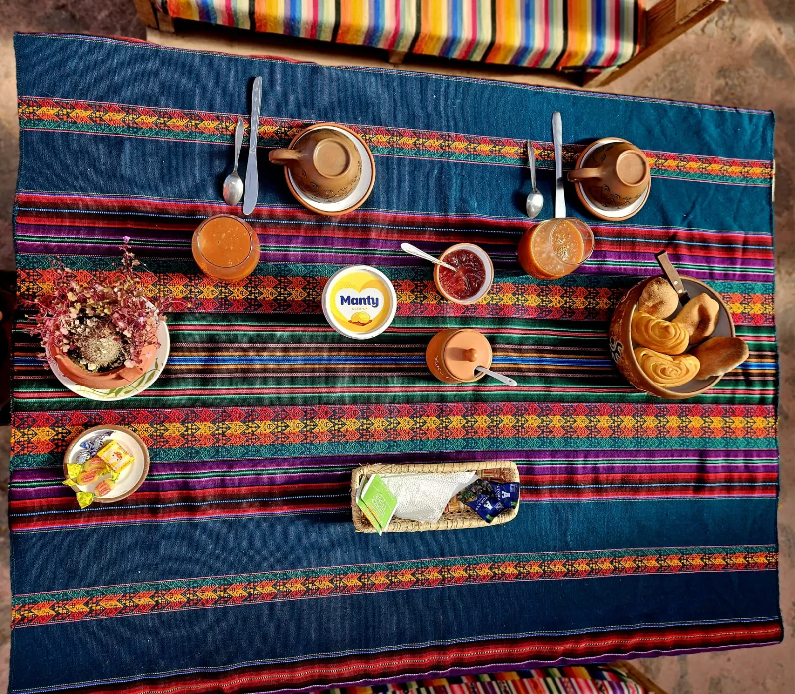 Desayuno en la cama con bandeja y café